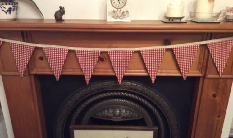 Christmas Bunting - red with cream checks